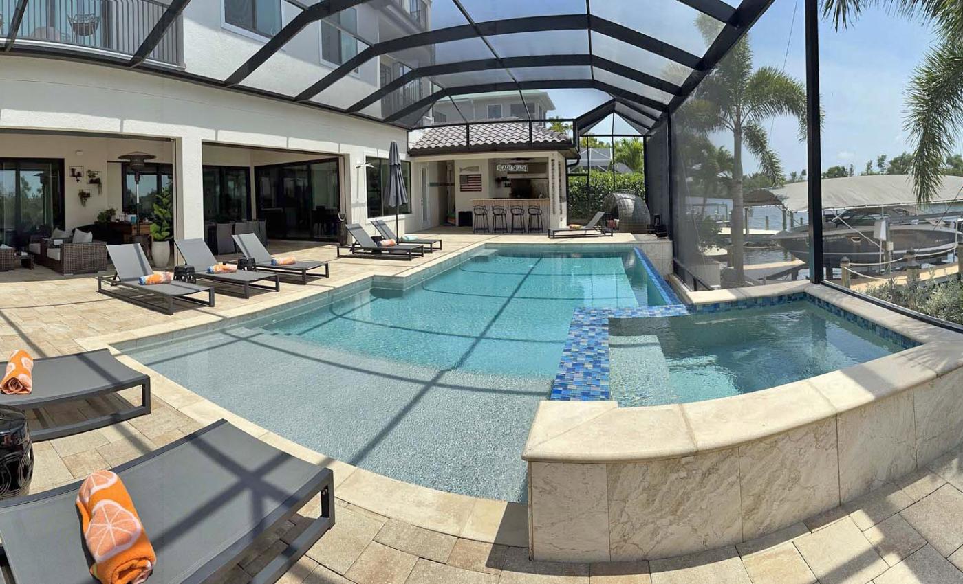 Pool_Pano1_2_s_IMG_2291_TOPPFOTO_1_Towels_SCHMALER_CCRH